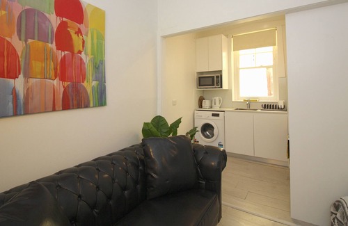 Kings Cross Apartment | Renovated Spacious Studio In Urban Oasis w PARKING OPTION