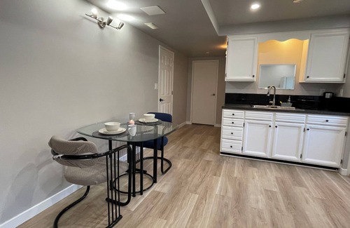 Gordon Head House | Renovated Suite 6 Minutes to UVIC and Beach – Modern Comforts & Pet-Friendly