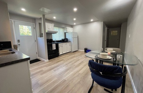 Gordon Head House | Renovated Suite 6 Minutes to UVIC and Beach – Modern Comforts & Pet-Friendly
