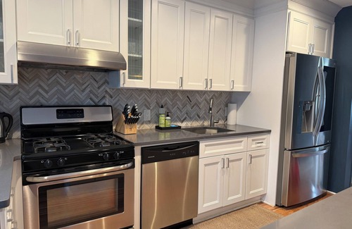 West New York House | Renovated Townhouse w/Private POOL - 15 mins from Manhattan.