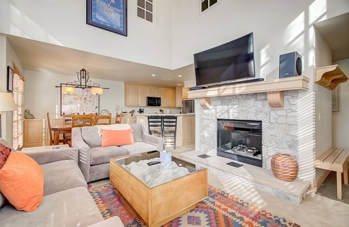 Salt Lake Mountain Resorts House | Renovated, WhoDunnit Lodge - ski-in/out to Snowbird