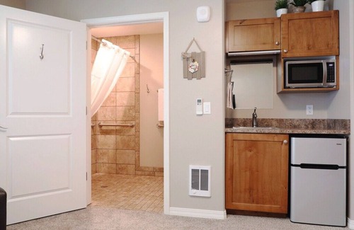 Heyburn Hotel | Rent 8, 9, 10 or 11 rooms with group kitchen, living & dining areas.