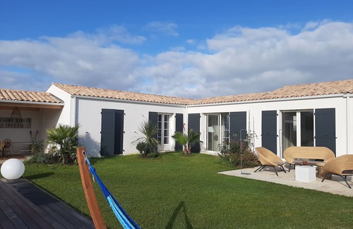 La Remigeasse House | Rental house with pool 10 pers 15 min walk beach perroche