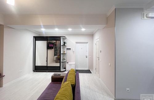 Chisinau Apartment | RentHouse Apartments Deep Purple