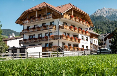 Mareo Apartment | Residence Corn - Standard Apartment 7 with Mountain View, Jacuzzi, Wi-Fi & Balcony