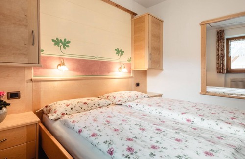 Mareo Apartment | Residence Corn - Standard Apartment 6 with Mountain View, Jacuzzi, Wi-Fi & Balcony