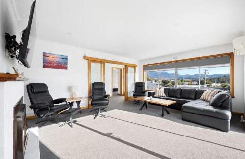 Warrane House | Residence at 165 Great for large groups Sleeps 11