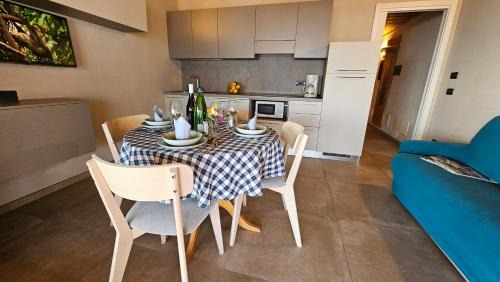 Gargnano Apartment | Residence Borgo Dei Limoni - Appartamenti con Garage
