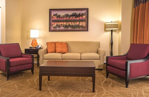 Survey Creek Resort | Resort Managed 2 BR -Sleeps 8 at Wyndham Palm Aire -Pools, Free Beach Shuttle!