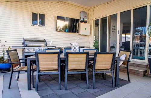 Broken Hill House | Resort on Morgan with Beautiful Private Pool, Pet Friendly