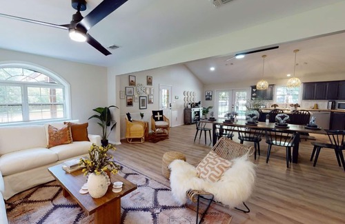 Broken Bow Cabin | Resort Slps34/MainHouse/Pool/6Airstreams/9BD/9BTH|Pickleball Court