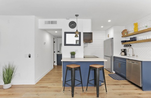 Mission Valley West Condo | Resort-style Amenities, 1BR Condo, Parking, W/D