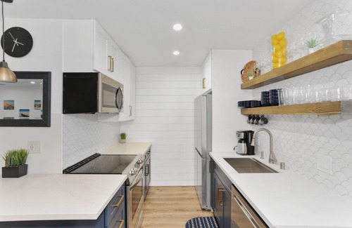 Mission Valley West Condo | Resort-style Amenities, 1BR Condo, Parking, W/D
