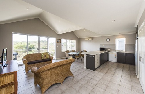 Ledge Point House | Resort Style Beach Front Accommodation