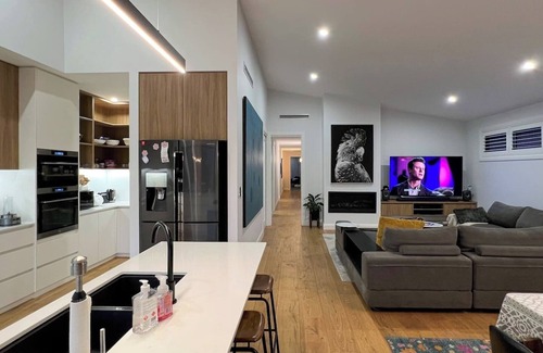Wagga Wagga House | Resort Style Home - CBD Wagga
