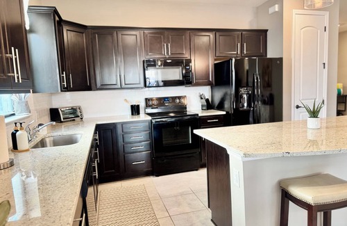 River Hall House | Resort Style Living, Golf Access,Spacious 4 Bedrooms,LakeViews, Fenced!