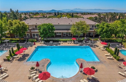Fontana House | Resort style living with fitness and sport courts for vacations or professionals