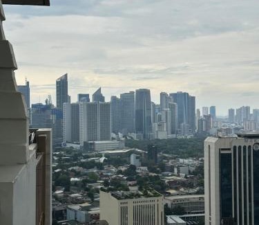 Mandaluyong Apartment | Resort-style oasis in the heart of the city