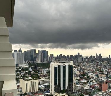 Mandaluyong Apartment | Resort-style oasis in the heart of the city