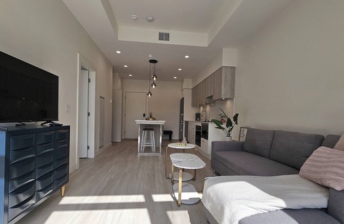 South Pandosy Apartment | Resort-style Waterfront Condo with Large Terrace, Pool, Hot Tub & Gym