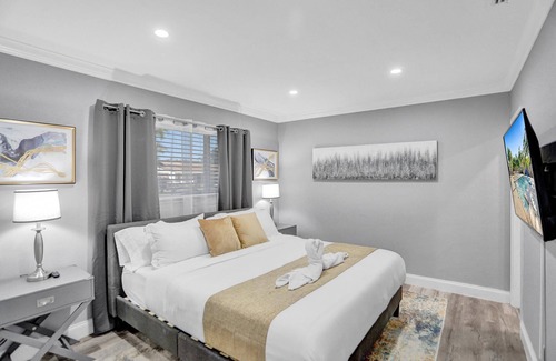 Lighthouse Point Villa | Resort Villa 6 BR | Heated Pool | Beach Volleyball | Game Room | Mini Golf