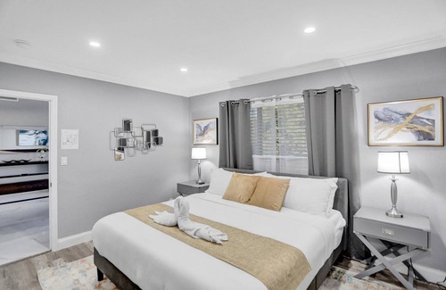 Lighthouse Point Villa | Resort Villa 6 BR | Heated Pool | Beach Volleyball | Game Room | Mini Golf