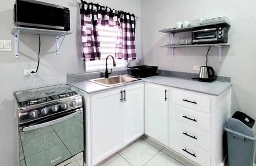 Ottleyʼs Apartment | Rest Easy Suite #1 with Mountain and Sea Views