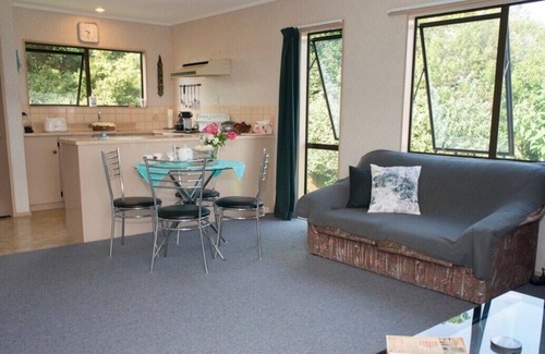 Raglan Cottage | Rest & Relax - Raglan Holiday Home