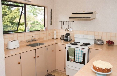Raglan Cottage | Rest & Relax - Raglan Holiday Home