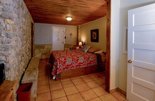 Leakey Apartment | Restful Inn Room for 2