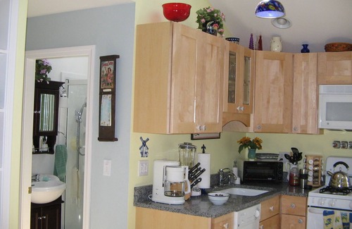 Middletown House | Restful,SUNNY Cottage in the midst of it all - BEACHES,RESTAURANTS,SHOPPING etc!