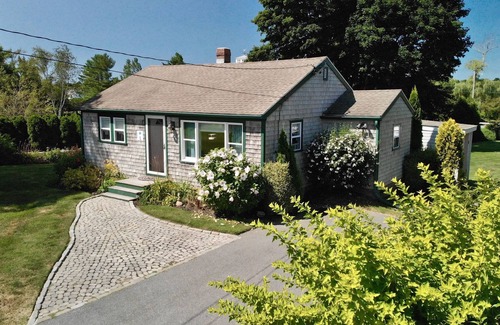 Middletown House | Restful,SUNNY Cottage in the midst of it all - BEACHES,RESTAURANTS,SHOPPING etc!