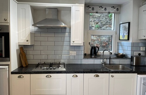 Bristol Apartment | Restful Victorian Apartment with Garden and Deck