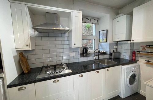 Bristol Apartment | Restful Victorian Apartment with Garden and Deck