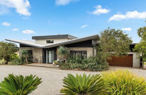 San Remo House | Resthaven by Ready Set Stay- Solar heated pool & Pet friendly