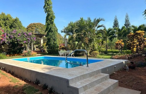 El Rompio Cabin | Resting cabin with a unique garden, swimming pool and Panamanian traditions.