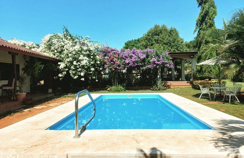 El Rompio Cabin | Resting cabin with a unique garden, swimming pool and Panamanian traditions.