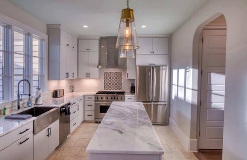 Hitch Village - Fred Wessels Homes Villa | Restored 1800's Home with Courtyard & Parking - Steps to River Street