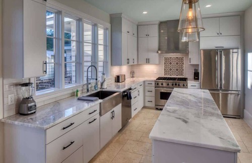 Hitch Village - Fred Wessels Homes Villa | Restored 1800's Home with Courtyard & Parking - Steps to River Street