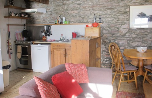 Castlecove Cottage | Restored 18th C. Coastguard cottage on shore of beautiful Kenmare Estuary