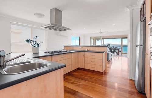 Gerroa House | Retreat by the Sea – Coastal Escape with Cozy Spa & Panoramic Ocean Sunset Views
