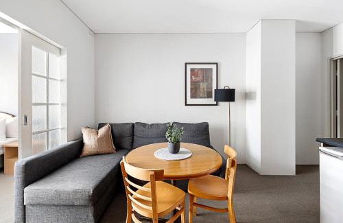 Perth Central Business District Apartment | Retreat Horizons - Spacious Perth CBD 1BR