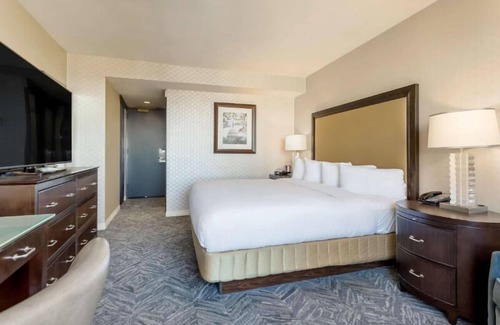 Dupont Circle Hotel | Retreat in the Heart of DC! Outdoor Swimming Pool, Pets are Welcome Here!