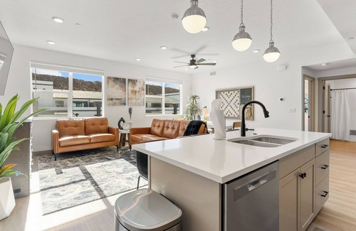 St. George Condo | Retreat to Redrock: Resort Indoor/Outdoor Pool, Basketball + Pickleball, PS5!