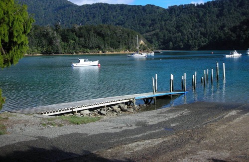 Duncan Bay Cottage | Retro Bach in Stunning Tennyson Inlet