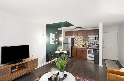 Melrose Condo | Retro Hotel One Bedroom- near downtown with pool!