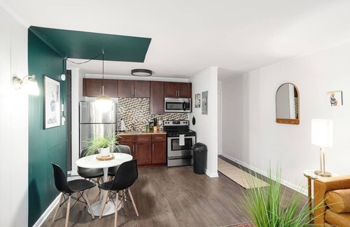 Melrose Condo | Retro Hotel One Bedroom- near downtown with pool!
