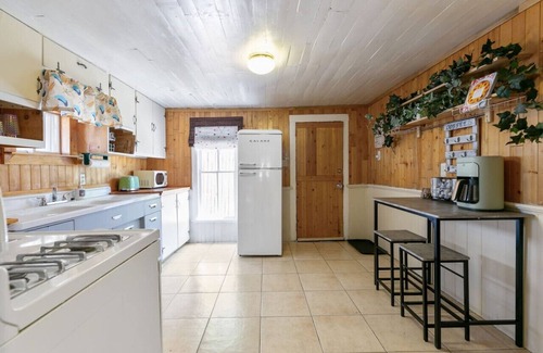 Golden House | Retro Retreat-Creekside in Downtown Golden