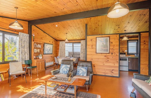 Pauanui Cottage | Retro Revival - Pauanui Holiday Home
