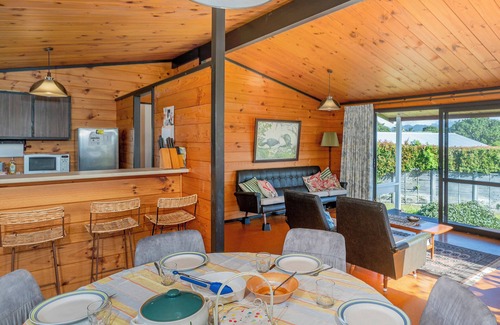Pauanui Cottage | Retro Revival - Pauanui Holiday Home